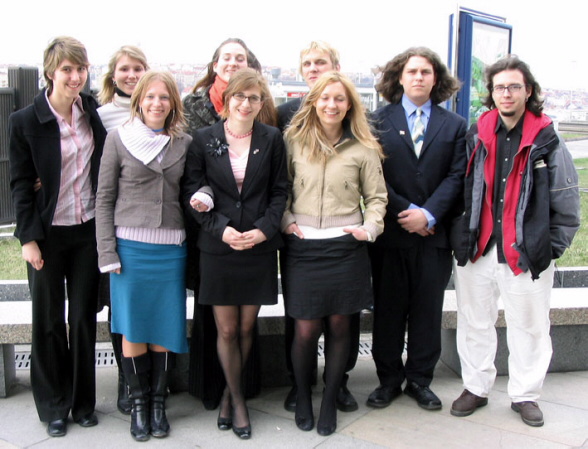 Delegace Velk� Brit�nie a It�lie p�ed Kongresov�m centrem v Praze