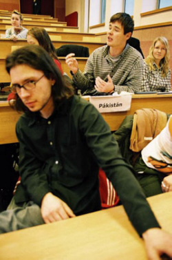 Studenti GML p�i jedn�n� ve sv�ch v�borech na jednom z p��pravn�ch setk�n�.