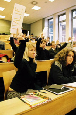 Studenti GML p�i jedn�n� ve sv�ch v�borech na jednom z p��pravn�ch setk�n�.