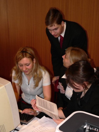 Velvyslankyn� It�lie sepisuje se sv�mi kolegy rezoluci v prvn�m v�boru Valn�ho shrom�d�n�.